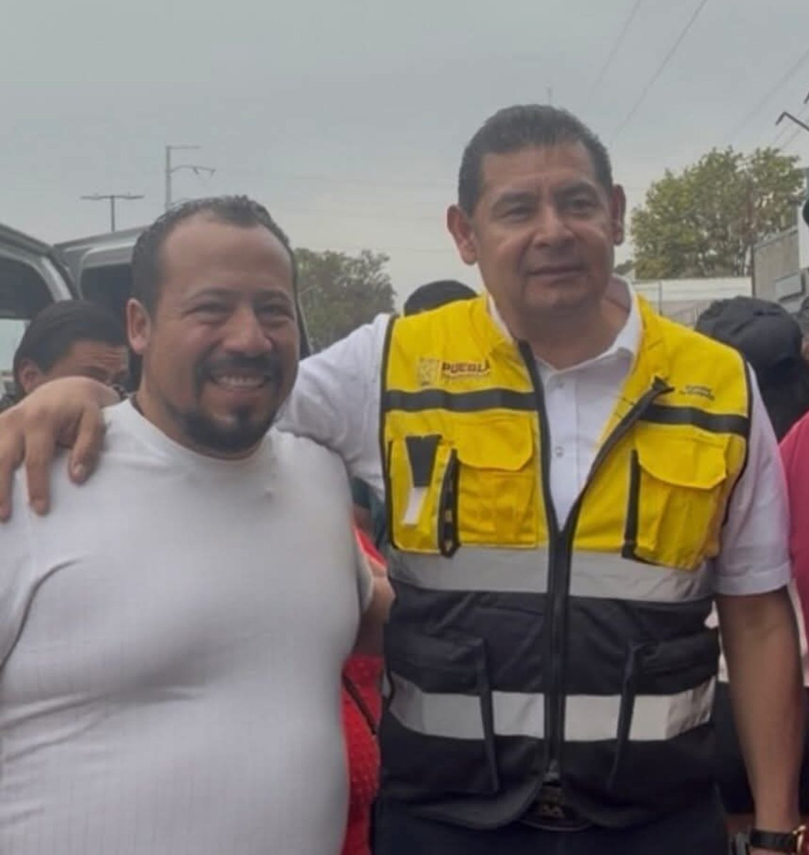 PueblaEnRedes's tweet photo. ARMENTA PREMIA A EX ESPOSO DE LA DIPUTADA NAY SALVATORI CON UN PUESTO PARA IR POR UNA DIPUTACIÓN LOCAL 🤡

El Gobernador de Puebla premia con un cargo público a Mario Montero a pesar de no tener experiencia en el cargo ni ser el más adecuado para ejercerlo

POBRE PUEBLA. https://t.co/qfhJYXia5M