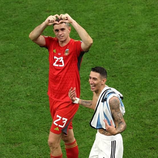 UtdDitu's tweet photo. Total Contributions to Messi's International Career:

~ Angel Di Maria - 80%
~ Emi Martinez - 15%
~ Lionel Messi - 5%

Can you Imagine this? 😭😭 https://t.co/s2EDQ3cFUt
