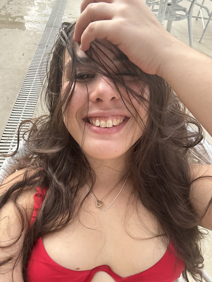 opheliagrl's tweet photo. Af muito gata pegando um sol https://t.co/Ns5kMAMGrw
