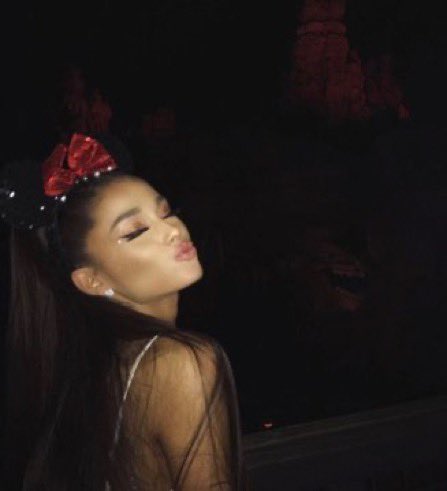 sidestoside's tweet photo. when ariana grande ruled instagram in 2017 https://t.co/9QaX9qGYfO