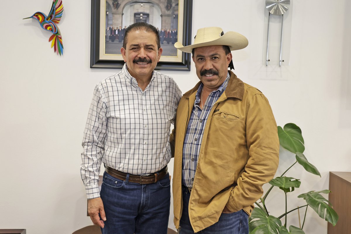 secti_edomex's tweet photo. 🌱🎒El secretario, Miguel Ángel Hernández Espejel, sostuvo una reunión de trabajo con el alcalde de #IxtapanDelOro, Benigno Arroyo Bautista, para coordinar esfuerzos en beneficio de las niñas, niños y jóvenes del municipio. ✨
#ElPoderDeServir https://t.co/qN73uYk4WY