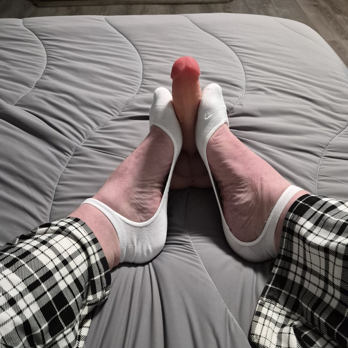 Steeltoedsoles's tweet photo. #footjob #cumonfeet #toes #socks #femboy #twink #footfetish #feet https://t.co/oVUoD5ZywI