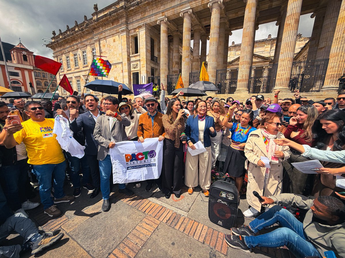 carolinacorcho's tweet photo. Hoy 7 de agosto, nos hemos reunido, contra todos los obstáculos que nos pusieron las mesas directivas del Senado, la Cámara de Representantes y la alcaldía de Bogotá para expresarnos dentro del Capitolio, símbolo de la República y de la Unidad Nacional. 

Sabemos que los obstruccionistas son el mismo régimen. Hicimos nuestra reunión en la plaza porque la Democracia nace, crece y se expresa en la plaza pública. Lo hicimos como será nuestro comportamiento en los próximos 4 años, en paz, sin violencia. En esta misma plaza donde Jorge Eliecer Gaitan, el 4 de febrero de 1948 pronunció su discurso por La Paz, en la marcha del Silencio. 

Pedimos al nuevo Presidente de la República, Abelardo de la Espriella @ABDELAESPRIELLA, respeto por todos y todas  las colombianas, y también por los nuestros, por los casi 13 millones de ciudadanos y ciudadanas que votaron por nosotr@s. No se equivoquen con nosotr@s, somos hombres y mujeres de paz y de la democracia. En ese marco, defenderemos  férreamente nuestras ideas y nuestros derechos.