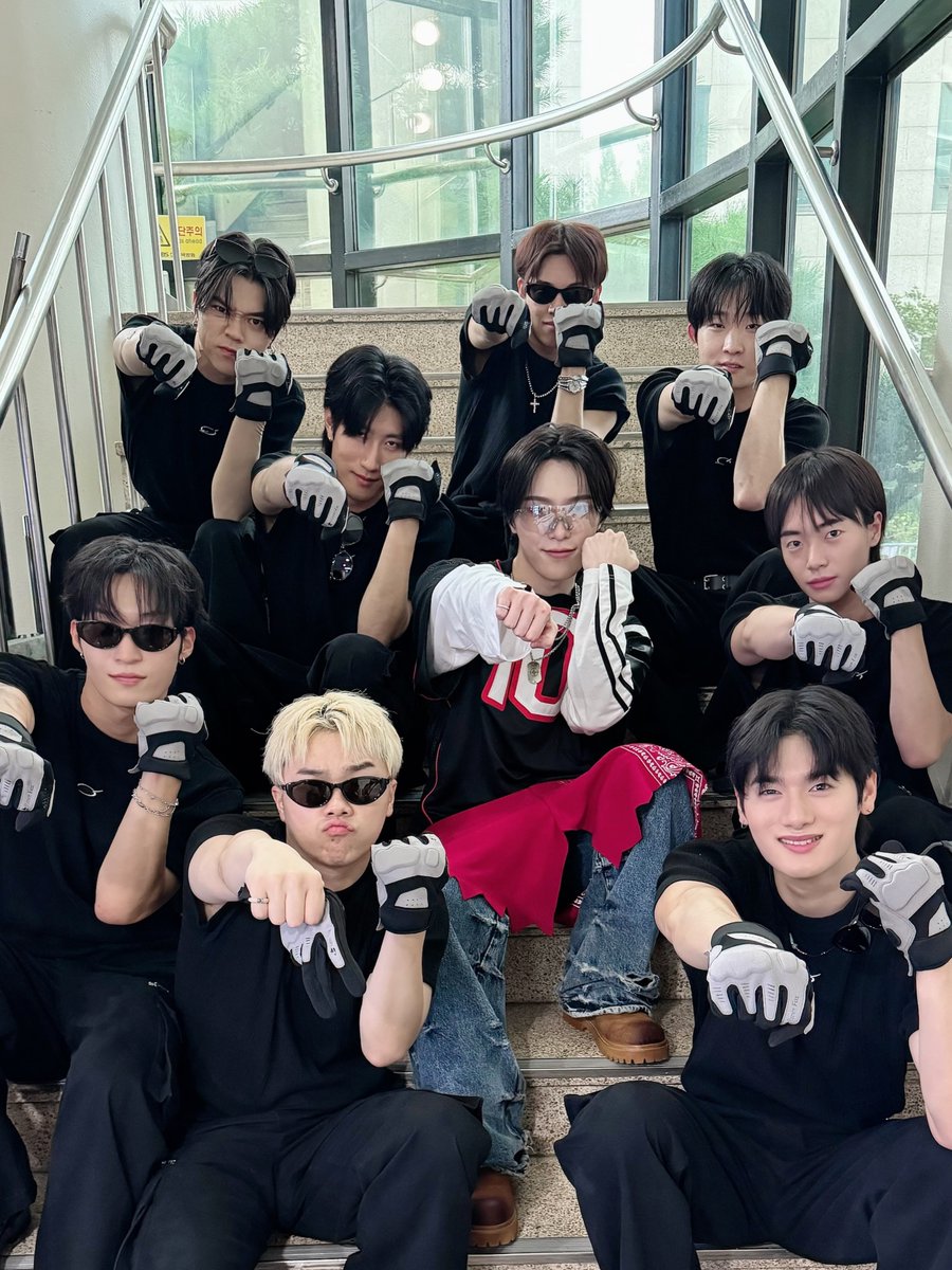 updatingsvt's tweet photo. [INSTAGRAM] 260807 Picheolin Dancers IG update with DINO 

#Picheolin #피철인 
#DINO #디노 https://t.co/1cHsQk46Qr