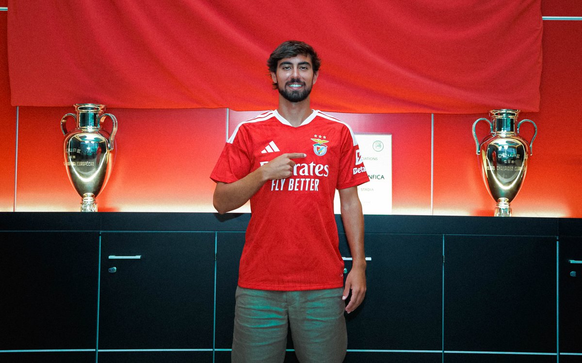 SLBenfica's tweet photo. Nuno Félix de vermelho e branco até 2030! 🔴⚪️ https://t.co/KPBisFA311