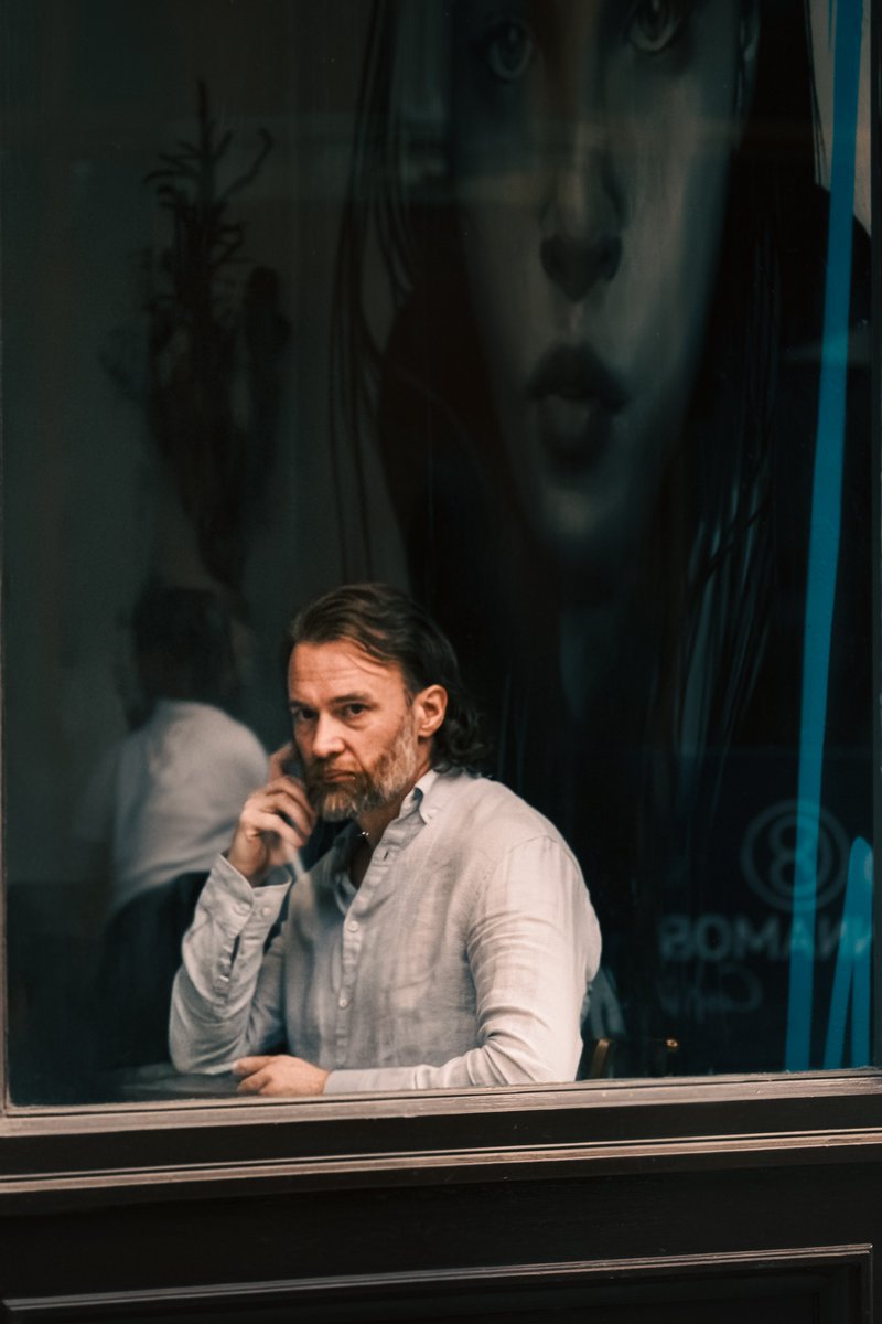 flojaxob's tweet photo. Sometimes the city adds the second expression.

A passing Windsor portrait, layered between the man below and the face above.

#StreetPhotography #Windsor #UKPhotography #VisualStorytelling #StreetPortrait https://t.co/JKRVive1kd