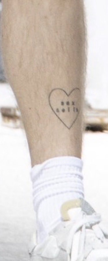 witchyamandabc's tweet photo. Anyone else find it funny that conswas were claiming Connor was getting his Hudson tattoo removed and ever since then we’ve seen it in HQ? Because I find that deeply funny https://t.co/o0Y91o5PZU