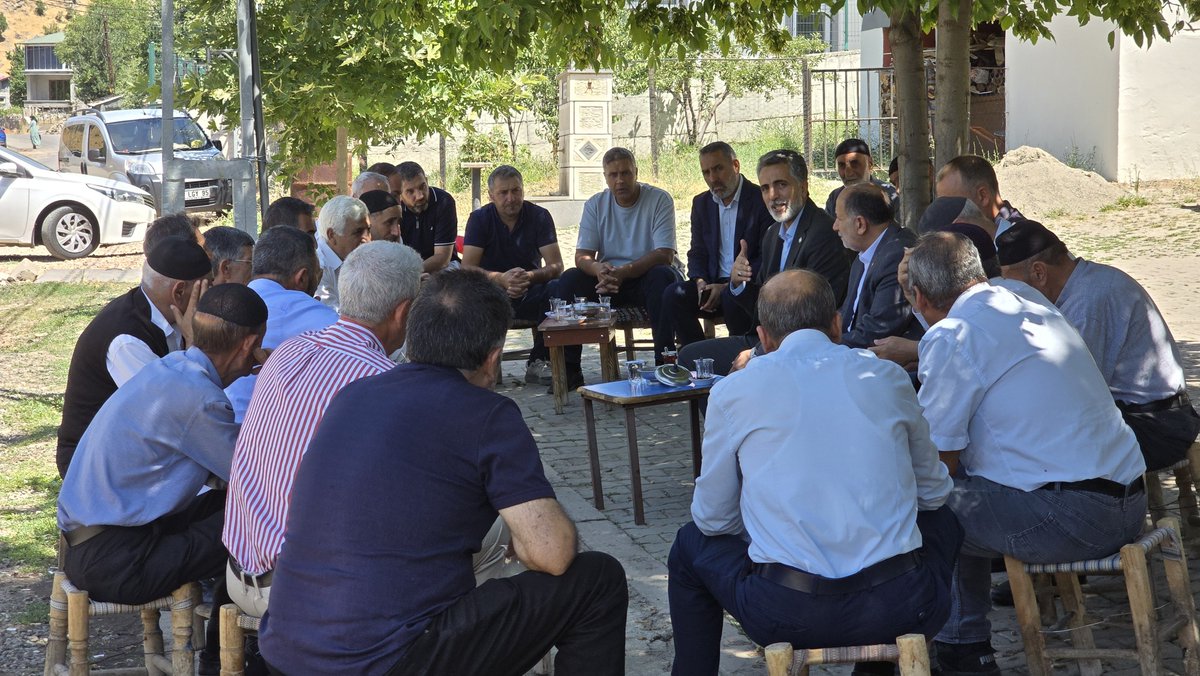 emirogluyunus's tweet photo. 📍Bingöl 

Elmalı köyünde değerli hemşehrilerimizle bir araya geldik.  Memleketimize dair hasbihal ettik.

Partimizin çalışmalarını paylaştık.
Hemşehrilerimizin sorun ve taleplerini dinledik.  

Gösterdikleri samimi ilgiden dolayı hemşehrilerimize çok teşekkür ederim. https://t.co/Agj5KwEhMb
