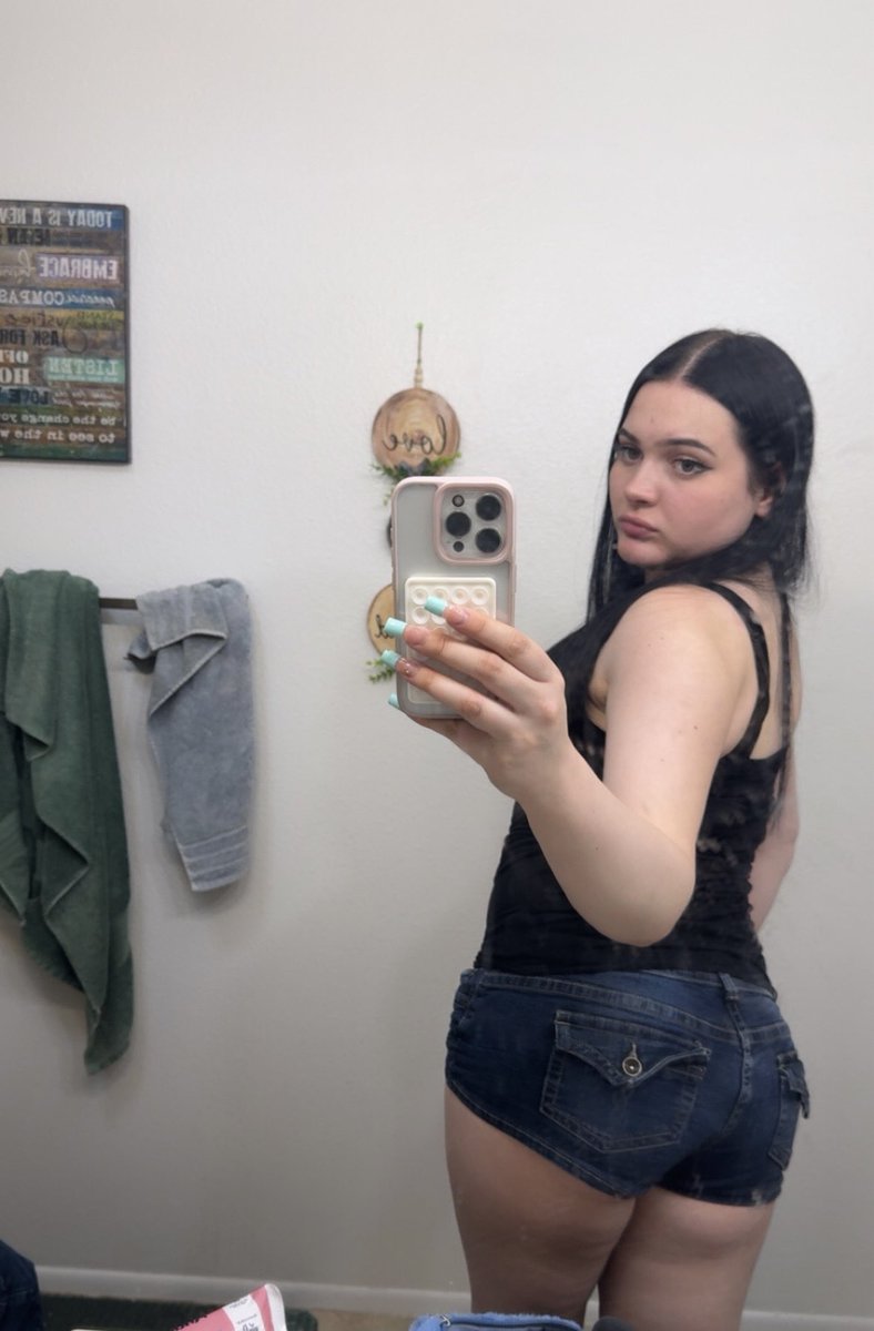 itsariarosee_'s tweet photo. @heymadisxnn damn 👀 https://t.co/B8NhYv8eUf