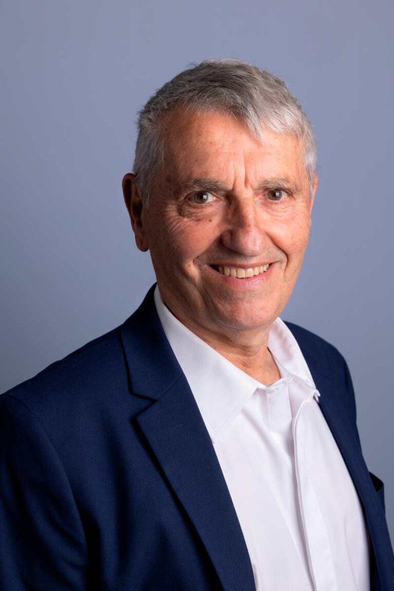 TransparenceCit's tweet photo. 🚨  LE MAIRE D’AUBAGNE EMPRUNTE DU MATÉRIEL ANTI-INCENDIE POUR SAUVER SON CABANON PRIVÉ

Jean-Pierre Squillari, maire d'Aubagne et ancien lieutenant-colonel des sapeurs-pompiers, reconnaît avoir sollicité et emporté du matériel de la caserne de sa commune (pompe, tuyaux, lance) pour aller protéger sa résidence secondaire dans le Var, menacée par les feux.

Le pompier de garde a rapporté cette demande ainsi :  "Ce n’est pas le maire qui te donne un ordre, mais le colonel sapeur-pompier ! Mon cabanon, situé dans la garrigue sur la commune de Barjols, est potentiellement menacé en cas d’incendie." .

Accusé par la presse locale d'avoir usé de son statut, l'élu affirme n'avoir "rien imposé" et évoque une  "tradition" chez les pompiers. 
Il précise avoir rendu l'équipement intact le lendemain.

Nous rappelons (avait-on vraiment besoin de le préciser ?) que le matériel de secours public appartient à la collectivité et doit servir à la sécurité de tous, sans aucun passe-droit personnel.