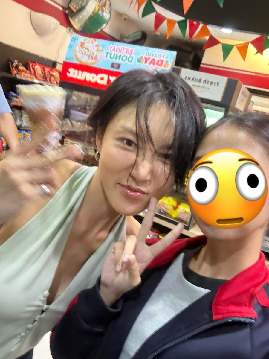 yawnjeonghans's tweet photo. my 15 minute work break is me seeing hwasa randomly i fucking love u oh my god u are so nice @RBW_MAMAMOO sobrang fantasy niyaaaa 😭 https://t.co/nk2IZBZFy9