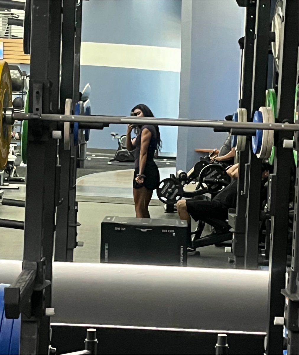 natmastee's tweet photo. dbd is so survivor sided they should lose a perk slot and die on 2nd hook

okay now that I have your attention shoutout to my triceps I love her 🖤 https://t.co/nsHRRNJyDQ