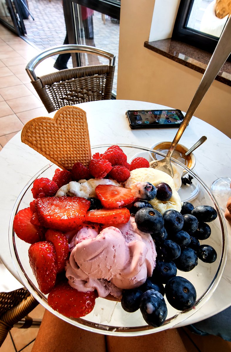 Evarally's tweet photo. I have a feeling there’s a LOT of work waiting for me when I get home… 
😂😂
#HolidayMood #IceCreamTime🍦☀️ https://t.co/s7AyWapZWy
