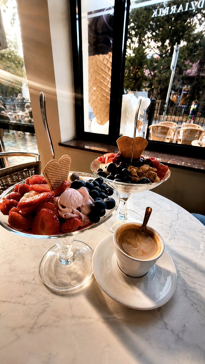 Evarally's tweet photo. I have a feeling there’s a LOT of work waiting for me when I get home… 
😂😂
#HolidayMood #IceCreamTime🍦☀️ https://t.co/s7AyWapZWy