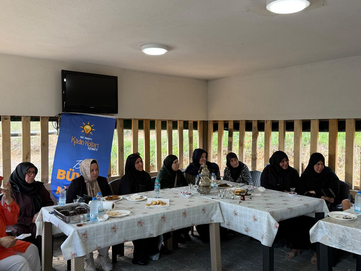 akkadinizmit41's tweet photo. 📍 Tepeköy Mahallesi

İl Kadın Kolları Başkanımız @yyaseminozdemir ve İlçe Kadın Kolları Başkanımız Pınar Atabay’ın katılımlarıyla Tepeköy Mahallemizde düzenlediğimiz Mahalle Kadın Meclisi programında komşularımızla bir araya geldik.

Yerel yönetimlere ilişkin görüş, öneri ve talepleri dinleyerek verimli istişarelerde bulunduk. Samimi sohbetlerin eşlik ettiği programımızı, komşularımızın hazırladığı ikramlar eşliğinde tamamladık.

Misafirperverlikleri ve içten ev sahiplikleri için tüm komşularımıza gönülden teşekkür ediyor, ortak akıl ve istişare kültürüyle çalışmalarımızı sürdürmeye devam ediyoruz.

@tugbaisikercan 
@tulaykaynarca 
@akkadingm 
@akkadinkocaeli