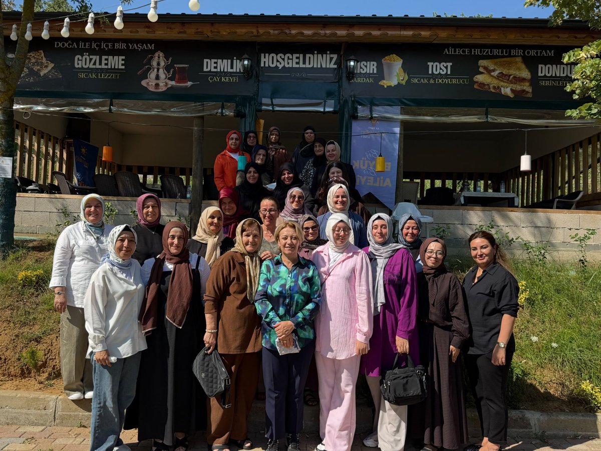 akkadinizmit41's tweet photo. 📍 Tepeköy Mahallesi

İl Kadın Kolları Başkanımız @yyaseminozdemir ve İlçe Kadın Kolları Başkanımız Pınar Atabay’ın katılımlarıyla Tepeköy Mahallemizde düzenlediğimiz Mahalle Kadın Meclisi programında komşularımızla bir araya geldik.

Yerel yönetimlere ilişkin görüş, öneri ve talepleri dinleyerek verimli istişarelerde bulunduk. Samimi sohbetlerin eşlik ettiği programımızı, komşularımızın hazırladığı ikramlar eşliğinde tamamladık.

Misafirperverlikleri ve içten ev sahiplikleri için tüm komşularımıza gönülden teşekkür ediyor, ortak akıl ve istişare kültürüyle çalışmalarımızı sürdürmeye devam ediyoruz.

@tugbaisikercan 
@tulaykaynarca 
@akkadingm 
@akkadinkocaeli