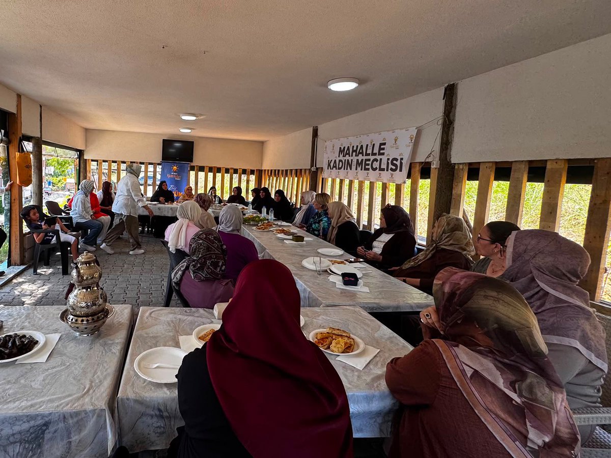 akkadinizmit41's tweet photo. 📍 Tepeköy Mahallesi

İl Kadın Kolları Başkanımız @yyaseminozdemir ve İlçe Kadın Kolları Başkanımız Pınar Atabay’ın katılımlarıyla Tepeköy Mahallemizde düzenlediğimiz Mahalle Kadın Meclisi programında komşularımızla bir araya geldik.

Yerel yönetimlere ilişkin görüş, öneri ve talepleri dinleyerek verimli istişarelerde bulunduk. Samimi sohbetlerin eşlik ettiği programımızı, komşularımızın hazırladığı ikramlar eşliğinde tamamladık.

Misafirperverlikleri ve içten ev sahiplikleri için tüm komşularımıza gönülden teşekkür ediyor, ortak akıl ve istişare kültürüyle çalışmalarımızı sürdürmeye devam ediyoruz.

@tugbaisikercan 
@tulaykaynarca 
@akkadingm 
@akkadinkocaeli