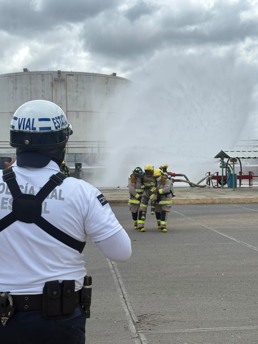 PolVial_GobOax's tweet photo. 🚔🦺 Participamos en el Simulacro Nacional de Petróleos Mexicanos (@Pemex), realizado en sus instalaciones ubicadas en #ElTule, donde fortalecimos la cultura de la prevención y la capacidad de respuesta ante emergencias.🤝🚒 #Oaxaca #ProtecciónCivil
@GobOax @salomonj @ToryLopezS https://t.co/8l1q2gDasR