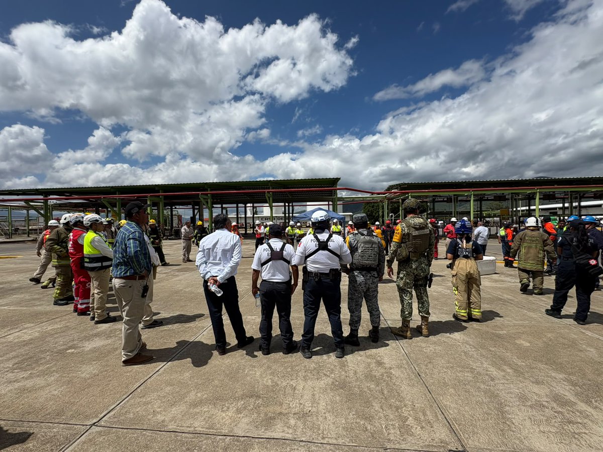 PolVial_GobOax's tweet photo. 🚔🦺 Participamos en el Simulacro Nacional de Petróleos Mexicanos (@Pemex), realizado en sus instalaciones ubicadas en #ElTule, donde fortalecimos la cultura de la prevención y la capacidad de respuesta ante emergencias.🤝🚒 #Oaxaca #ProtecciónCivil
@GobOax @salomonj @ToryLopezS https://t.co/8l1q2gDasR