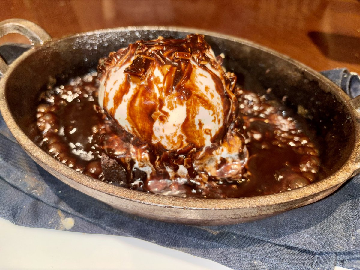 boobite_'s tweet photo. 아웃백 브라우니
지글지글초코에 꾸덕브라우니
그위엔 하겐다즈바닐라 https://t.co/Glz2rY3aSY