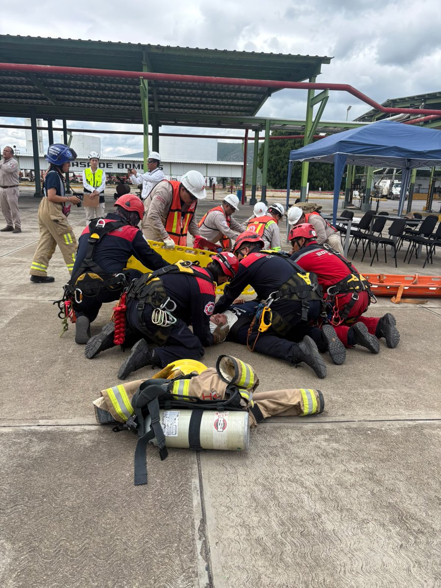 PolVial_GobOax's tweet photo. 🚔🦺 Participamos en el Simulacro Nacional de Petróleos Mexicanos (@Pemex), realizado en sus instalaciones ubicadas en #ElTule, donde fortalecimos la cultura de la prevención y la capacidad de respuesta ante emergencias.🤝🚒 #Oaxaca #ProtecciónCivil
@GobOax @salomonj @ToryLopezS https://t.co/8l1q2gDasR