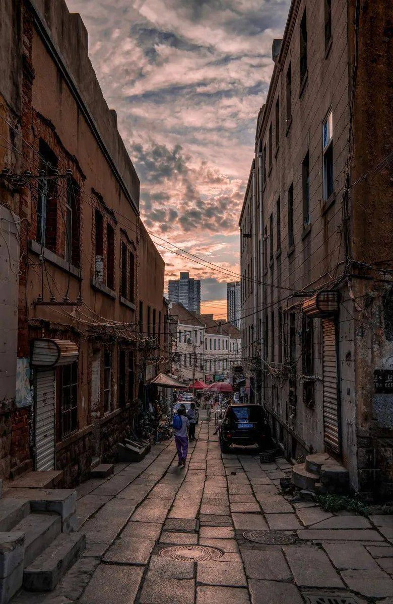 Saidcosa's tweet photo. [City street vibes hit different at golden hour — random pedestrians, warm light, unplanned moments make the best snaps ]， https://t.co/xOl0bQqb59