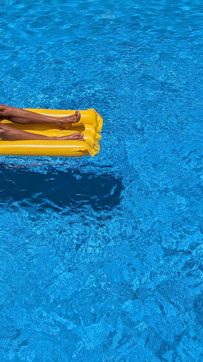 forocoches's tweet photo. ASÍ SON MIS VACACIONES +supéralo

De principios de julio a mitad de septiembre en casa:

MAÑANA
- Me levanto a las 11, desayuno en la terraza, pierdo el tiempo con el móvil
- Reviso el huerto a ver cómo van los tomates, los calabacines, los pepinos, los melones, las sandías y las hierbas aromáticas
- Reviso el cloro de la piscina
- Me tomo un aperitivo y me doy un baño
- Me quedo tirado en la colchoneta tomando el sol hasta que me entran ganas de comer (unos días a las 15, otros a las 17) 

https://t.co/b9REWNZV5w