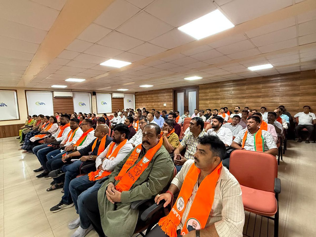 Bimal89516677's tweet photo. ભારતીય જનતા પાર્ટી વાપી નોટિફાઈડ અને વાપી શહેરની સંયુક્ત બેઠક આજે સફળતાપૂર્વક યોજાઈ હતી.

બેઠકમાં આગામી તિરંગા યાત્રા તથા હર ઘર તિરંગા કાર્યક્રમોને ભવ્ય અને સફળ બનાવવા અંગે વિસ્તૃત ચર્ચા કરવામાં આવી https://t.co/l88WstU64v
