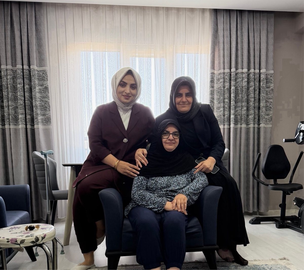 akkadin_batman's tweet photo. ♥️Vefa

;insanın karakterine düşen en güzel imzadır. Zaman değişir, şartlar değişir, yollar ayrılır.
Ama gerçek gönüller, iyiliği de dostluğu da asla unutmaz.
Kadın Kolları Başkanımz Sn. @svlaksy72 rahatsızlık geçiren önceki dönem dava arkadaşımız Yasemin ablamızı ziyaret ettiler https://t.co/318i4GSJU6