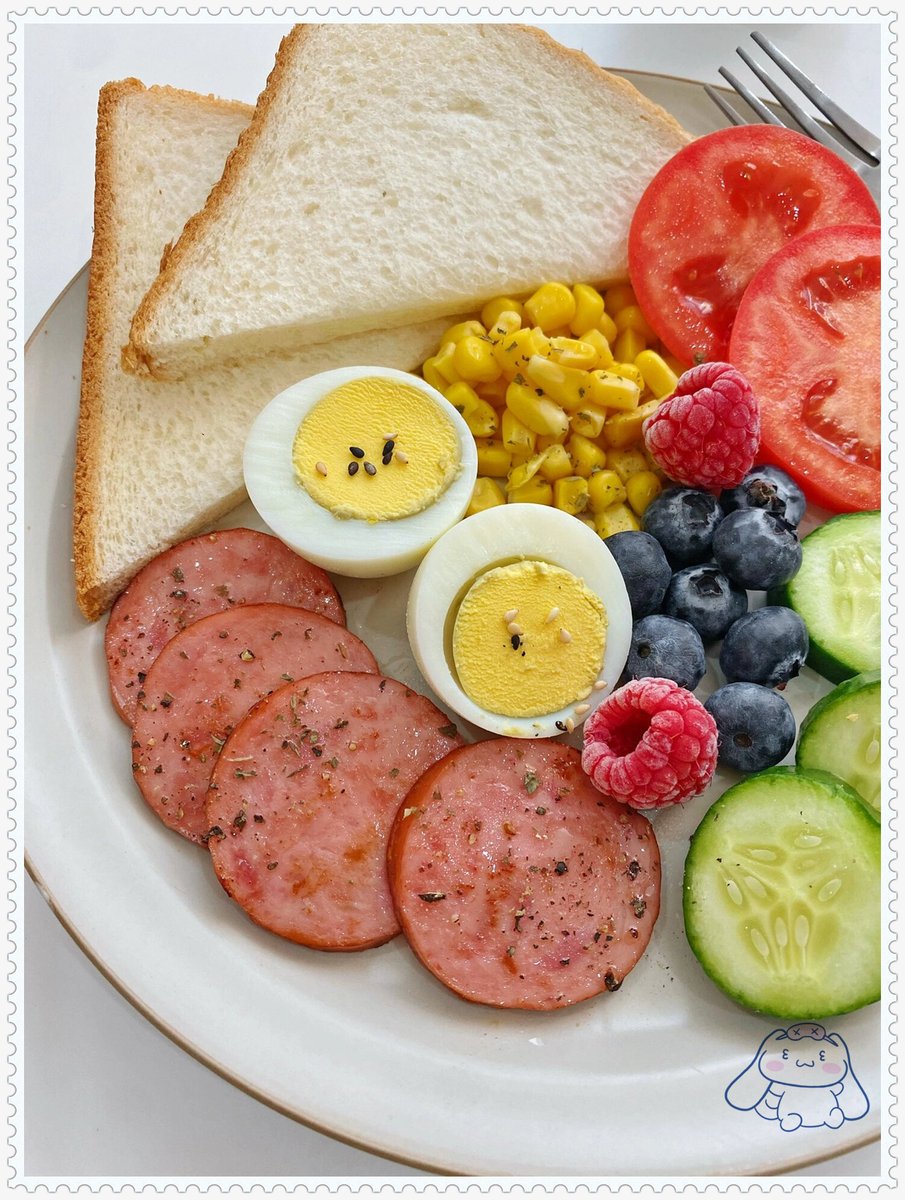 smith66689993's tweet photo. Smashed avocado toast with a sprinkle of chili flakes u0026 a side of fresh berries—my go-to quick and satisfying weekday breakfast ， https://t.co/Kj7u79xHcN