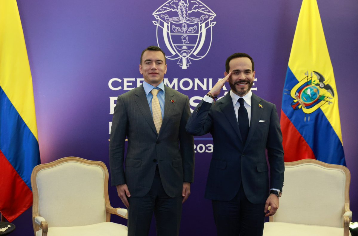 Presidencia_Ec's tweet photo. El presidente @DanielNoboaOk sostuvo una reunión bilateral con Abelardo de la Espriella, @ABDELAESPRIELLA, presidente electo de Colombia. Reafirmamos nuestro compromiso de fortalecer los lazos de cooperación, integración y amistad con esta nación hermana. 🇪🇨🇨🇴 https://t.co/kMCGdz9i6E