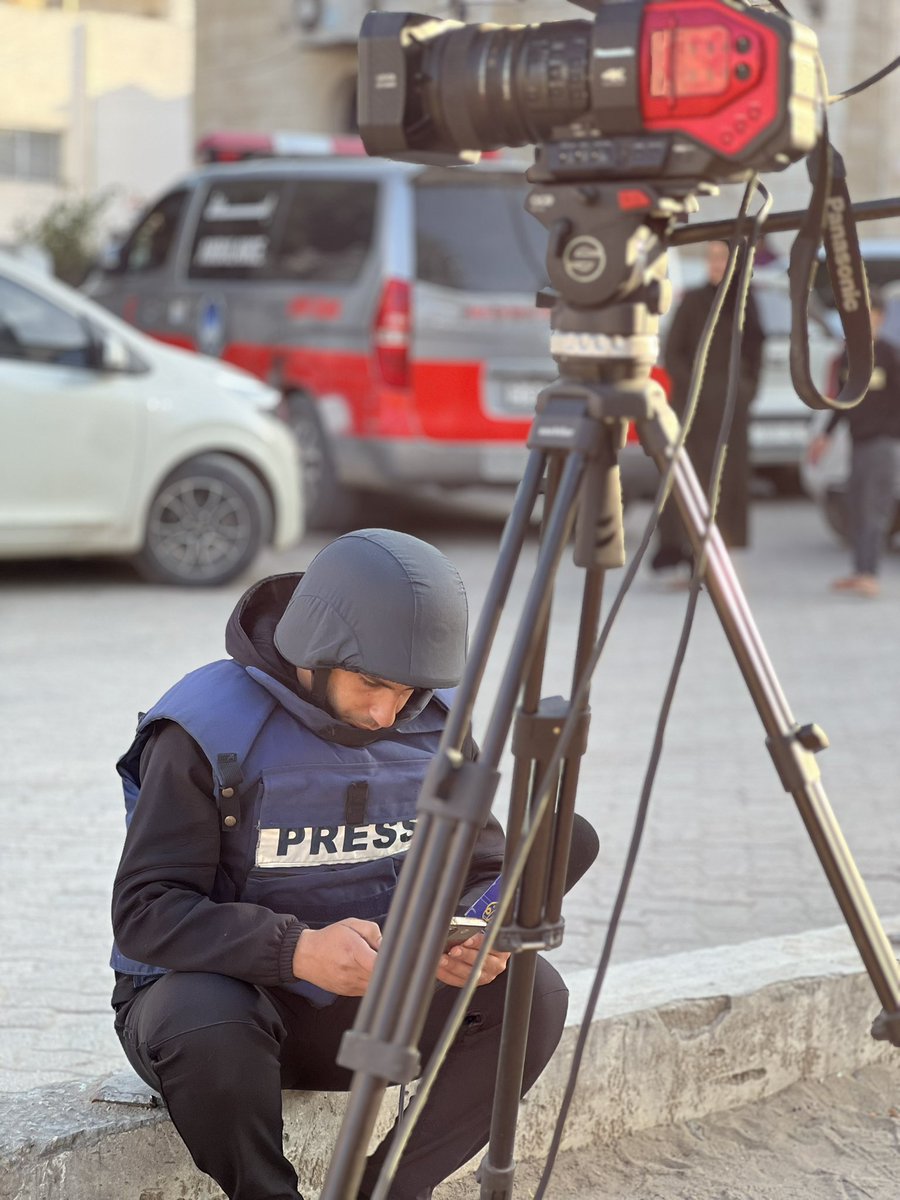 MusabAlShareef0's tweet photo. ربما يستطيع الإنسان أن ينسى الكثير مما مرّ به، لكن الفقد هو الوجع الوحيد الذي لا يعتاده القلب، ولا يملك الزمن أن يمحوه.

في كل مرة يقترب فيها موعد الذكرى، يعود الغياب كما لو أنه حدث بالأمس، ويعود معه الحنين، والأسئلة التي لا تجد جوابًا.

يا عم أنس…
كيف كنت ذلك الطفل البريء، ثم كبرت لتصبح رجلًا يُقتدى به، وأبًا حنونًا، وأخًا وسندًا، وحبيبًا لكل من عرفك. شققت طريقك بيديك، ولم تنتظر من الحياة أن تمنحك شيئًا، بل صنعت مكانتك بصبرك، وتعبك، ونقاء قلبك.

كنت مميزًا دون أن تتكلف، محبوبًا دون أن تطلب، راضيًا بما قسم الله لك، مرضيًا بين الناس. لم تحمل في قلبك ضغينة لأحد، بل كنت تسع الجميع بمحبتك، وتغفر، وتبتسم، وكأنك خُلقت لتكون سلامًا يمشي على الأرض.

ثم جاءت الحرب، وأثقلت روحك، وأرهقت قلبك، حتى ارتقيت شهيدًا، بعد رحلةٍ من الصبر والمعاناة. رحلت، لكنك تركت أثرًا لا يمحوه الغياب، وصوتًا سيبقى شاهدًا على زمنٍ خذلنا فيه الكثيرون.

هل تعرفون معنى أن تفقدوا “أنس”؟
لا يعرف هذا الفقد إلا من عاش معه، ومن عرف صدق قلبه، ودفء حضوره، وخفة روحه، ومن أدرك أن بعض الأشخاص لا يُعوَّضون مهما مرّت السنوات.

لقد نجا…
نجا شهيدًا، برفقة ثلةٍ من الأقمار: المحمدين، وإبراهيم، ومؤمن. نجا إلى رحمة الله، وبقينا نحن نحمل وجع الفراق، ونتعلّم كيف نعيش بنصف قلب.

وكما قلنا يومًا، وما زلنا نقول:
لو كان الموت رجلًا، لقتله كل أهل غزة.

سلامٌ عليك يوم وُلدت، ويوم عشت كريمًا طيبًا بين الناس، ويوم ارتقيت شهيدًا إلى ربك. سلامٌ على ابتسامتك التي لا تُنسى، وعلى ذكراك التي تزداد حضورًا كلما مرّ الوقت.

رحمك الله رحمةً تليق بقلبك الطيب، وجعل مقامك في أعلى جنات النعيم، وجمعنا بك في مستقر رحمته.

اقتراب الذكرى الأولى
10/8/2025

“وما غاب الأحبة عن القلوب، وإنما غابت أجسادهم، وبقي أثرهم حياةً لا تنطفئ.”
@AnasAlSharif0
