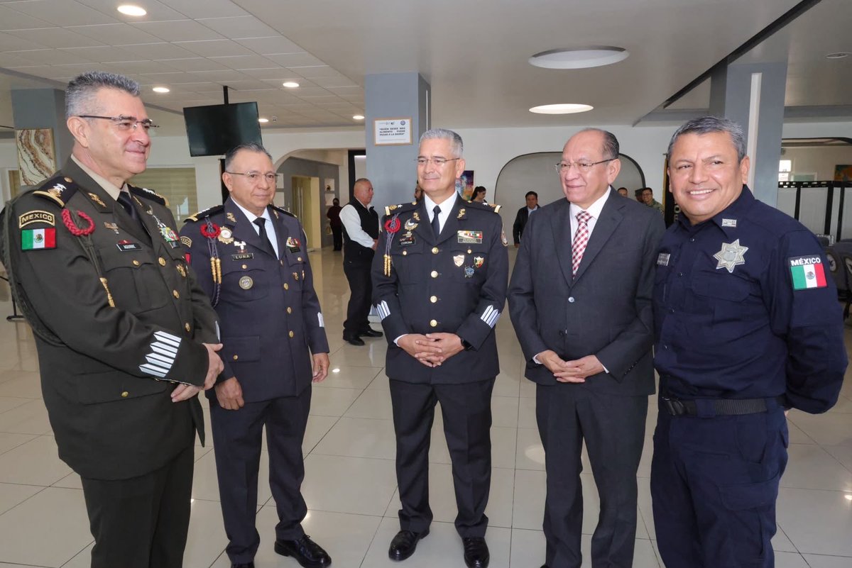 armentapuebla_'s tweet photo. Trabajamos en equipo los tres órdenes de gobierno para garantizar la tranquilidad de las y los poblanos. 🤝🏼

En la Mesa de Paz evaluamos:
✅ La coordinación estratégica para consolidar la paz. 👮🏻
✅ Las acciones conjuntas para proteger a la población. 🚔
✅ Los avances de las Ferias de Paz en la entidad. 🕊️