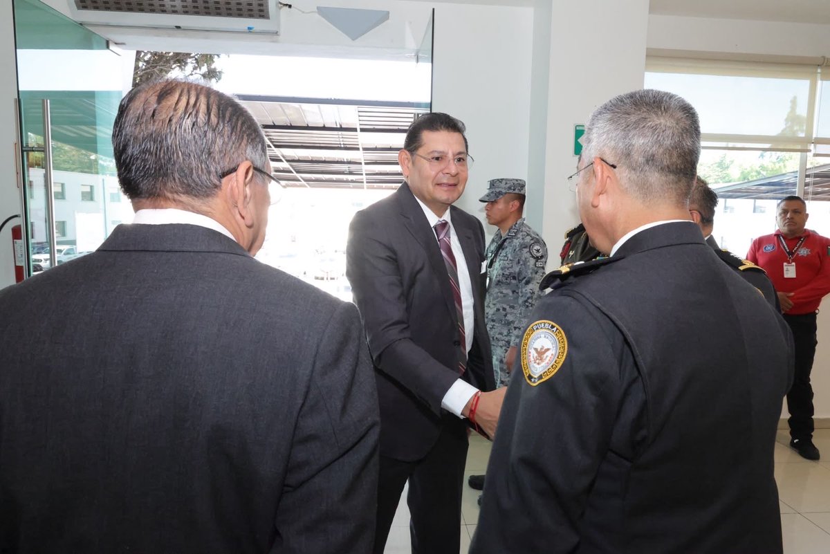 armentapuebla_'s tweet photo. Trabajamos en equipo los tres órdenes de gobierno para garantizar la tranquilidad de las y los poblanos. 🤝🏼

En la Mesa de Paz evaluamos:
✅ La coordinación estratégica para consolidar la paz. 👮🏻
✅ Las acciones conjuntas para proteger a la población. 🚔
✅ Los avances de las Ferias de Paz en la entidad. 🕊️