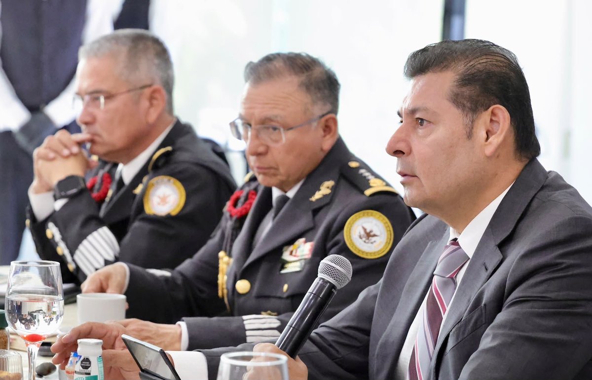 armentapuebla_'s tweet photo. Trabajamos en equipo los tres órdenes de gobierno para garantizar la tranquilidad de las y los poblanos. 🤝🏼

En la Mesa de Paz evaluamos:
✅ La coordinación estratégica para consolidar la paz. 👮🏻
✅ Las acciones conjuntas para proteger a la población. 🚔
✅ Los avances de las Ferias de Paz en la entidad. 🕊️