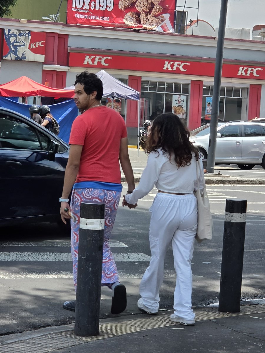 tere_cabrera's tweet photo. Si tu novio/ marido/ concubino/ amante u lo que sea, tiene el desánimo de arreglarse... de  salir en pijama a las 12 del día sin siquiera estar peinado, debes huir cuanto antes.

No por tu falta de amor tienes que soportar una persona así https://t.co/juGx0HlQbd