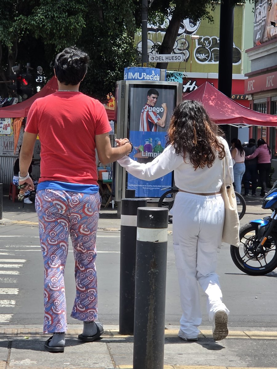 tere_cabrera's tweet photo. Si tu novio/ marido/ concubino/ amante u lo que sea, tiene el desánimo de arreglarse... de  salir en pijama a las 12 del día sin siquiera estar peinado, debes huir cuanto antes.

No por tu falta de amor tienes que soportar una persona así https://t.co/juGx0HlQbd