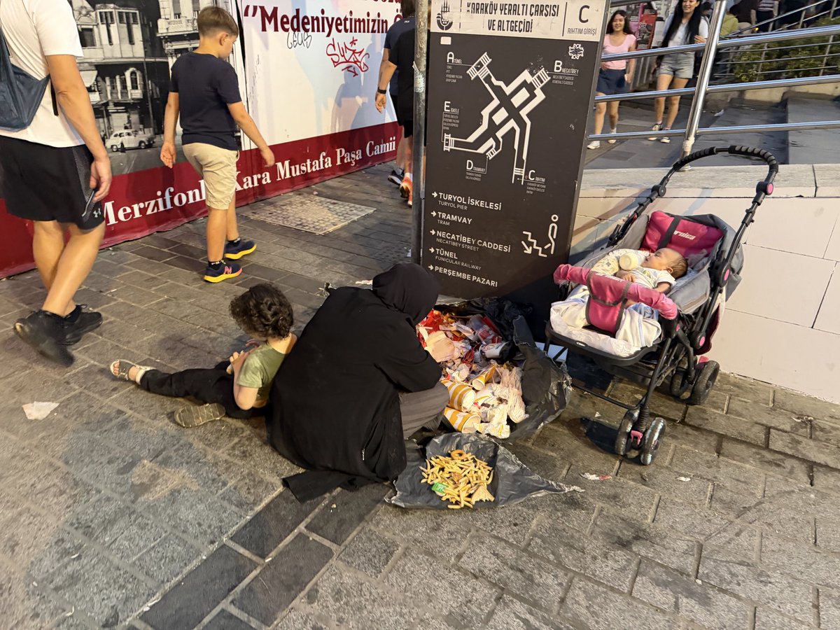 abbaswural's tweet photo. Bir süredir Taksim’de staj yapıyorum. 

Çıkışta Karaköy vapuruna yürüyorum. 

Buradaki yoksullar zincir fast food şirketlerinin sokak ortasına attığı poşetleri karıştırıyorlar.

İlk başta tesadüfi bir durum sanmıştım, ancak bu insanlar karınlarını her akşam böyle doyuruyor.

Birileri İstanbul’da yolsuzluk, rant, imar vb. yapay gündemler konuşulsun istiyor ama benim gördüğüm İstanbul gerçeği bu.