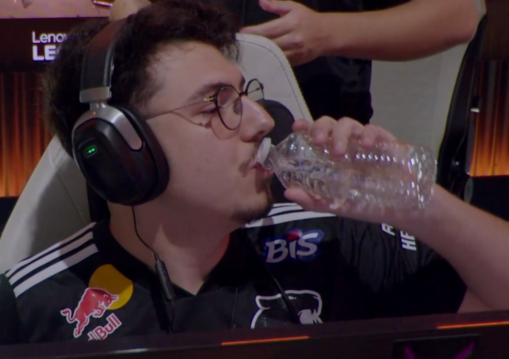 FURIA's tweet photo. só passando aqui pra te lembrar de beber água mesmo https://t.co/AcxzRVVPAN