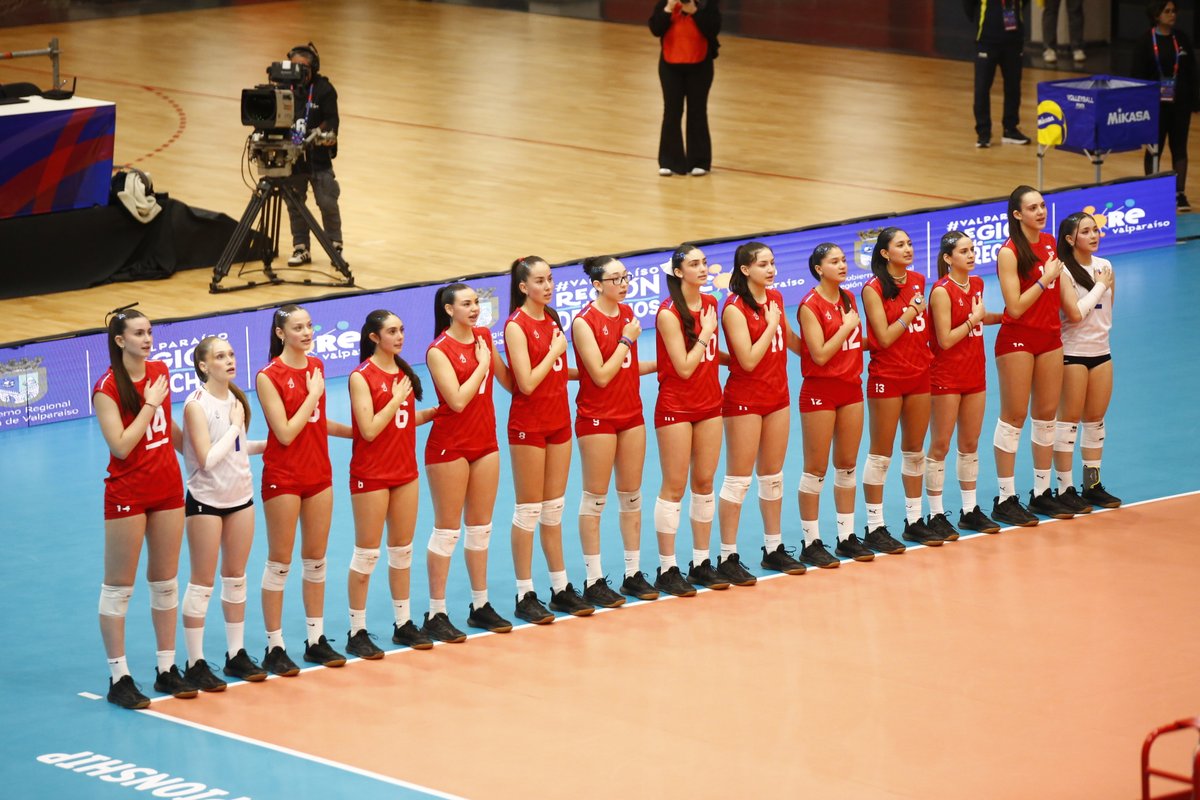 INDChileOficial's tweet photo. ¡Con orgullo y el apoyo de todo un país! 🙌🏼🇨🇱
Compartimos las mejores postales del debut de la selección chilena femenina en el Mundial de Vóleibol Sub 17, que por primera vez se juega en nuestro país: https://t.co/Fylv2tNou8 📸 https://t.co/wdY7Ta4t5Z