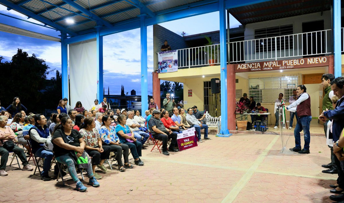 RCMultimedios's tweet photo. @raychagoya  llevó el Banco de Materiales a la colonia Presidentes de México, en Pueblo Nuevo, para fortalecer el trabajo comunitario. Con estos insumos, vecinas y vecinos podrán atender necesidades prioritarias y mejorar los espacios públicos en beneficio de su comunidad. https://t.co/QOfOe9AeQ3