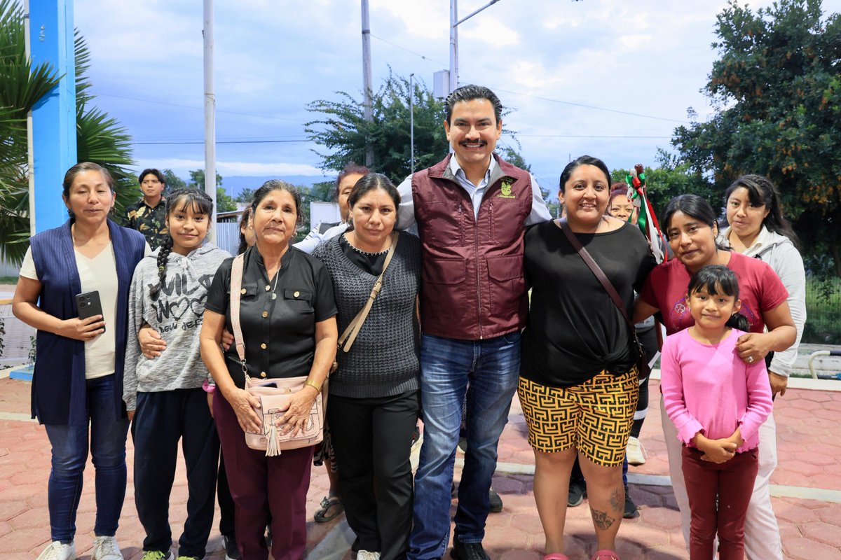 RCMultimedios's tweet photo. @raychagoya  llevó el Banco de Materiales a la colonia Presidentes de México, en Pueblo Nuevo, para fortalecer el trabajo comunitario. Con estos insumos, vecinas y vecinos podrán atender necesidades prioritarias y mejorar los espacios públicos en beneficio de su comunidad. https://t.co/QOfOe9AeQ3