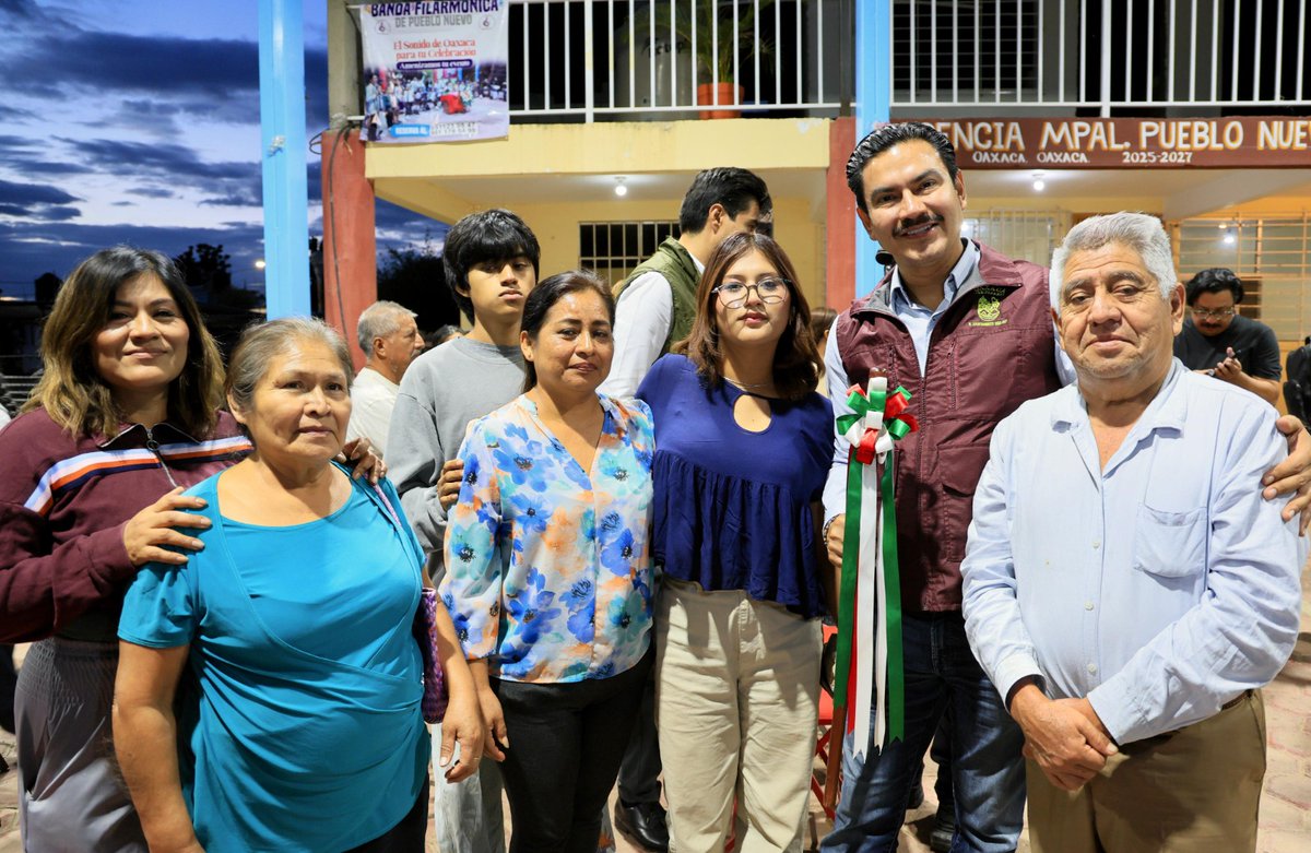 RCMultimedios's tweet photo. @raychagoya  llevó el Banco de Materiales a la colonia Presidentes de México, en Pueblo Nuevo, para fortalecer el trabajo comunitario. Con estos insumos, vecinas y vecinos podrán atender necesidades prioritarias y mejorar los espacios públicos en beneficio de su comunidad. https://t.co/QOfOe9AeQ3