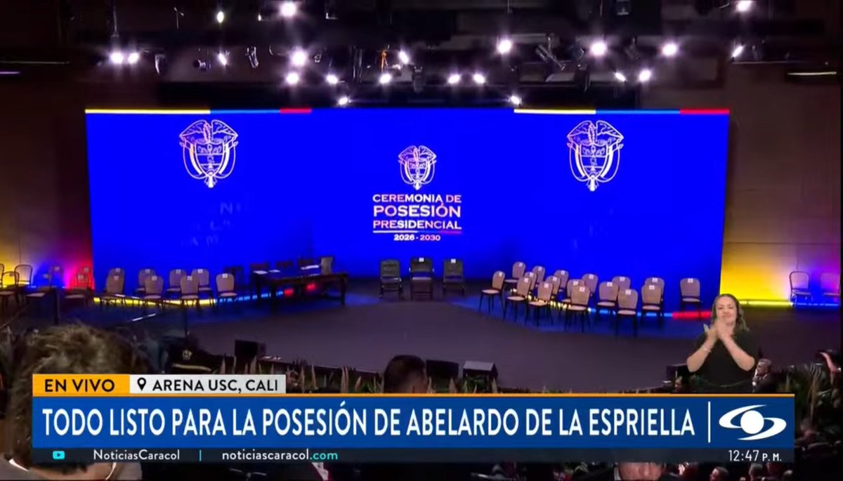 cesarolse's tweet photo. El escenario de la ceremonia de grados de algunos colegios tiene más presencia que el escenario de la posesión presidencial de ADLE en la USC. No entiendo por qué cambiar el frontis del congreso por esto. https://t.co/WdEW7ijXhC