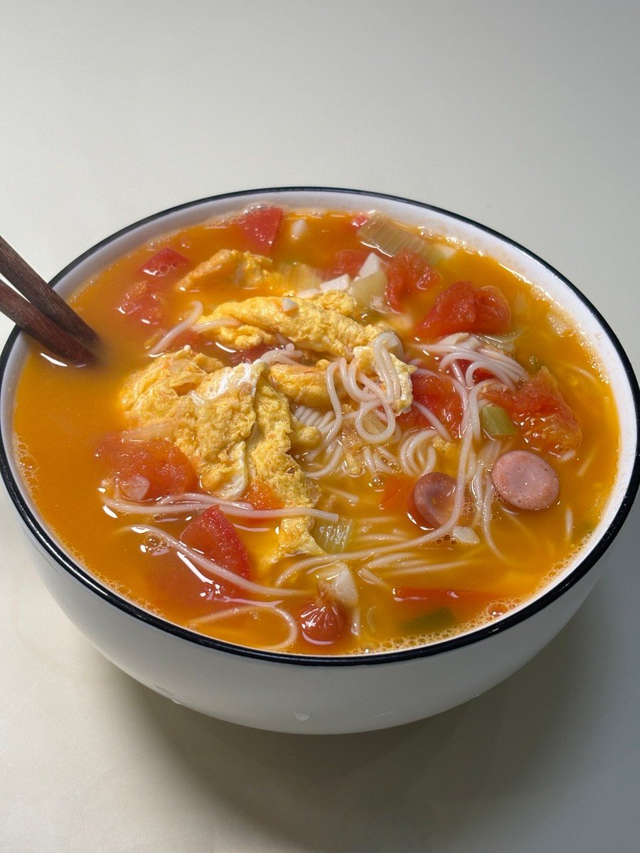 Elsik85's tweet photo. Just had a warm bowl of homemade tomato egg noodles on a rainy day—simple, cozy, and totally hit the spot!， https://t.co/6DzTrXD98w