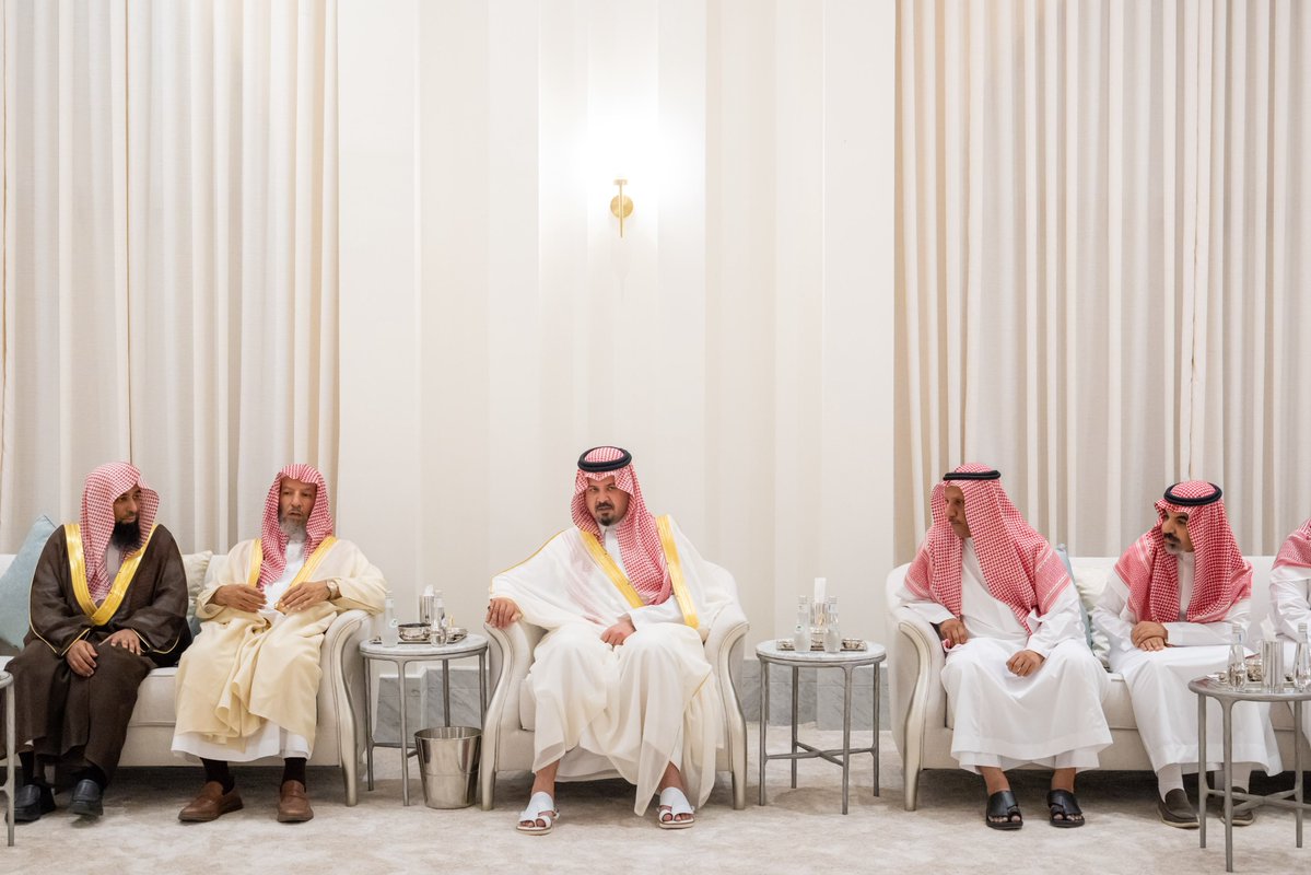 imarat_almadina's tweet photo. سمو أمير منطقة #المدينة_المنورة #سلمان_بن_سلطان يقدّم تعازيه ومواساته للمهندس فهد البليهشي، أمين المنطقة، وأسرته في وفاة والدهم الأديب والمؤرخ محمد صالح البليهشي -رحمه الله-، سائلًا الله أن يتغمد الفقيد بواسع رحمته. https://t.co/8PbPvcUGqS