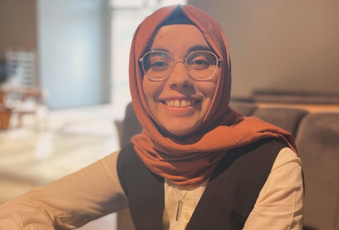 sevincozarslan's tweet photo. Rana Özçelik'i @Ranaozclk18 çok seviyorum. Kendisi, Malezya'dan kaçırılarak Türkiye'ye götürülen ve 91 ay hapis yatan eğitimci İsmet Özçelik'in kızı. Rana, babasının yanında dağ gibi durdu, ortaya çıktı, konuştu, onu cesaretle savundu, korkmadı, çekinmedi. Bir yandan İsveç'te okuyarak meslek sahibi oldu. Tebrikler Rana, yolun ve bahtın açık olsun. 

Rana Özçelik: “Babamın hukuksuz şekilde tutuklanması aileme tarifsiz acılar yaşattı. Ancak Türkiye’den ayrılmak, önümde pek çok kapı ve fırsat açtı. Bunun için hâlâ minnettarım.”  

👉https://t.co/K3DYA4NADm 

İhsanVeSelman��nSesiOl