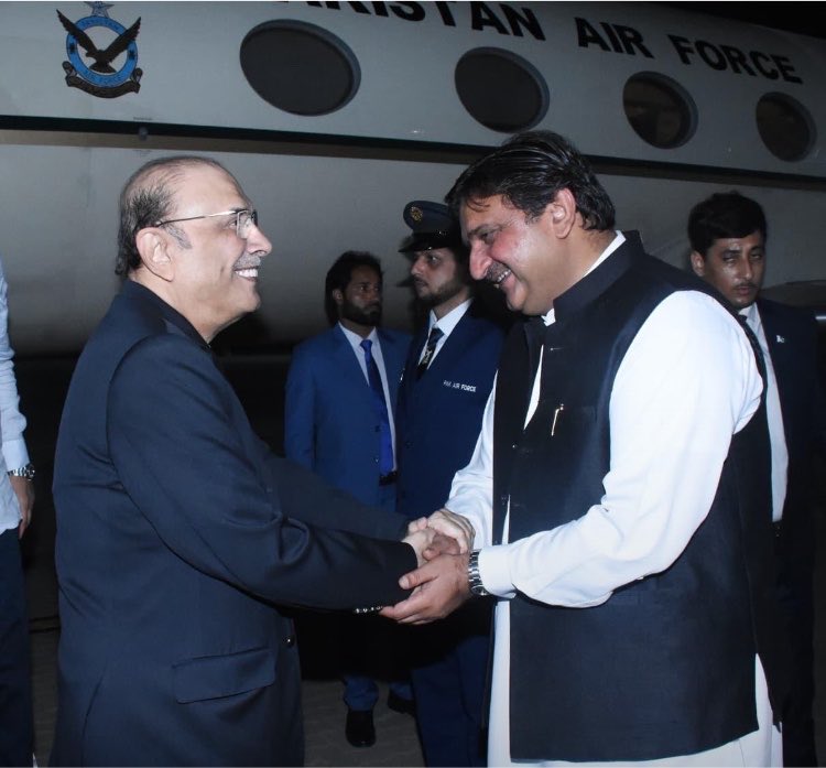 AleeAmir3's tweet photo. Baba jani at lahore being received by acting governor of Punjab https://t.co/AkUG3sTdMT
