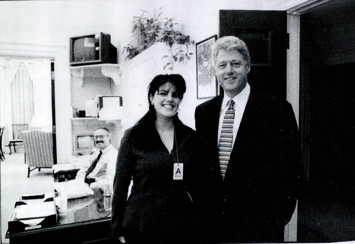 RetroLiveNews's tweet photo. Reports out of Washington say President Bill Clinton is accused of having a sexual relationship with former White House intern Monica Lewinsky. https://t.co/JSOanh15ED