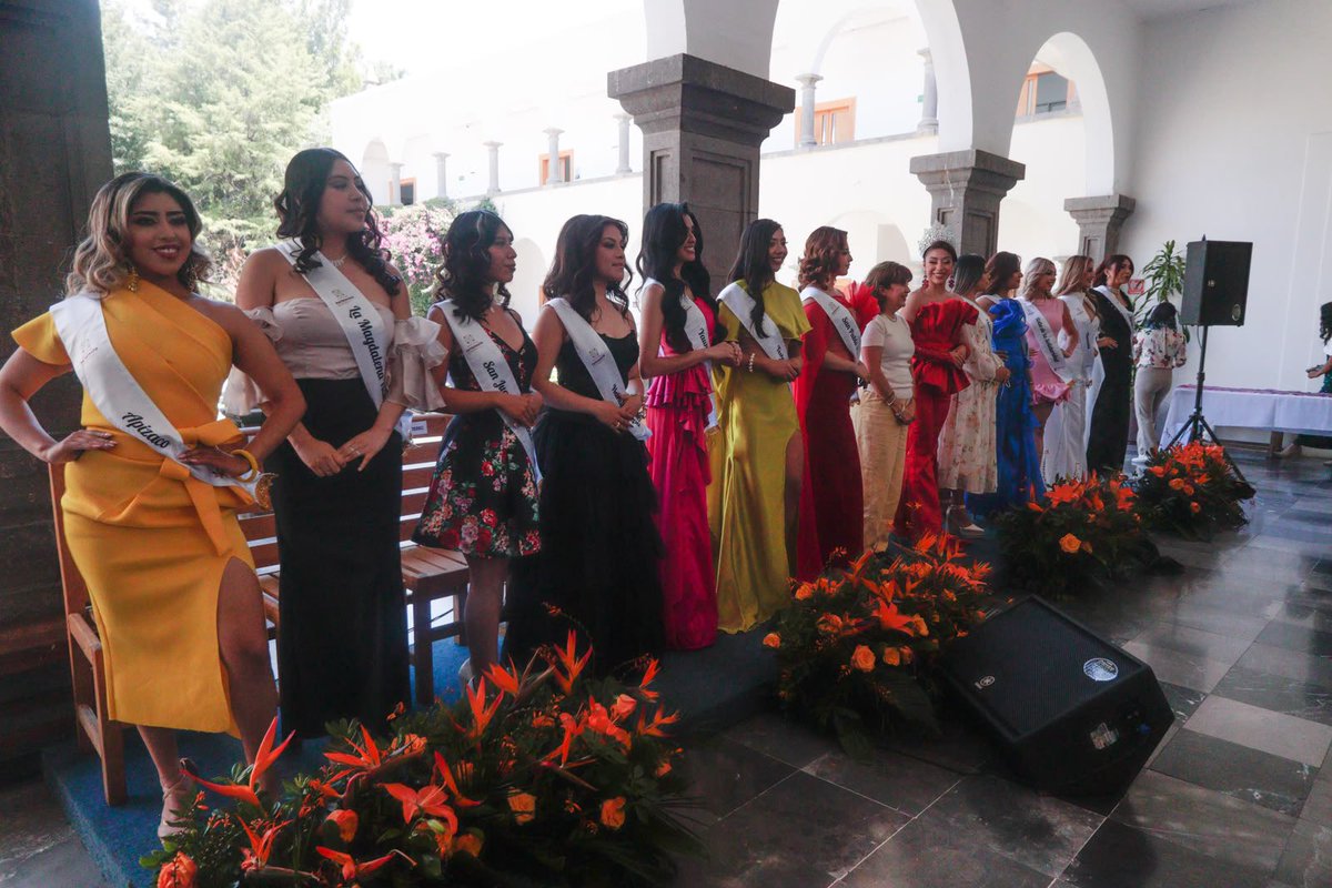 INDICEMEDIAMX's tweet photo. ⭕️ #LaFeria | Rosa Elena Nava García Méndez, presidenta del Patronato para las Exposiciones y Ferias en la Ciudad de #Tlaxcala, realizó en el Palacio de Cultura la presentación y colocación de bandos de las candidatas a Reina de la Feria de Ferias 2026 "La Flor Tlaxcalteca". https://t.co/B2zVxqlCYB